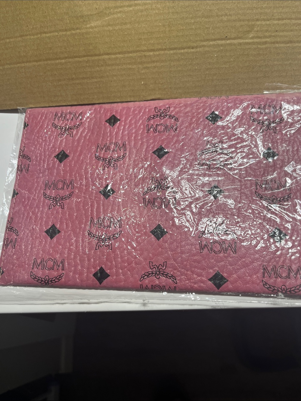 New MCM Beautiful Pink Logo Envelope Pouch with Gold Snap - Picture 3 of 3